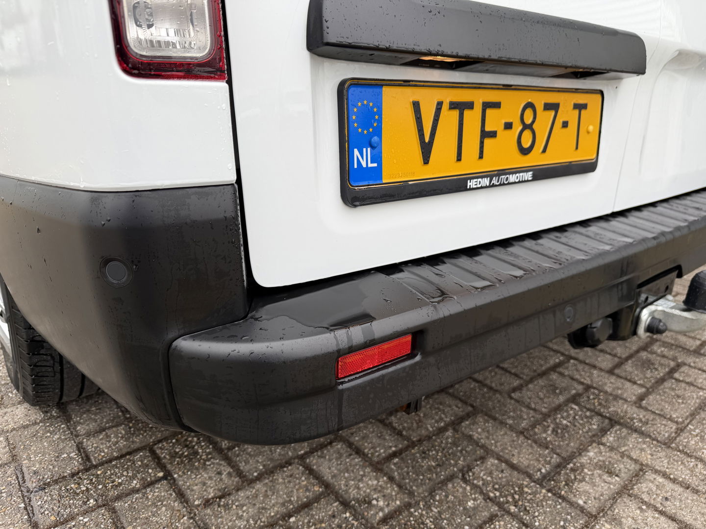 Renault Trafic 2.0 dCi 130pk T29 L2H1 DC 6 persoons Work Edition / vaste prijs rijklaar € 24.950 ex btw / lease € 407 / euro 6 / bpm vrij / trekhaak / airco / cruise / navigatie / isofix / sidebars