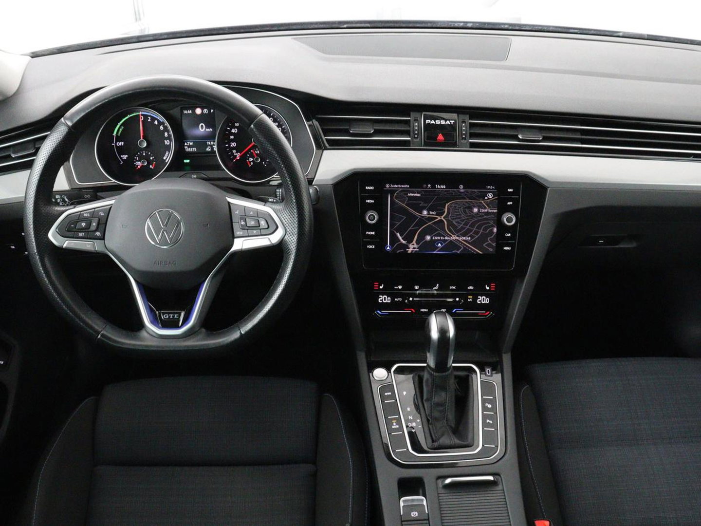 Volkswagen Passat 1.4 TSI PHEV GTE | SOH 95% | Stoelverwarming | Trekhaak | Massage | Camera | Carplay | Keyless | Matrix LED | Navigatie | Adaptive cruise | Park Assist | Climate control | Plug In