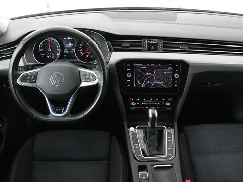 Volkswagen Passat 1.4 TSI PHEV GTE | SOH 95% | Stoelverwarming | Trekhaak | Massage | Camera | Carplay | Keyless | Matrix LED | Navigatie | Adaptive cruise | Park Assist | Climate control | Plug In
