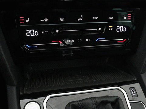 Volkswagen Passat 1.4 TSI PHEV GTE | SOH 95% | Stoelverwarming | Trekhaak | Massage | Camera | Carplay | Keyless | Matrix LED | Navigatie | Adaptive cruise | Park Assist | Climate control | Plug In