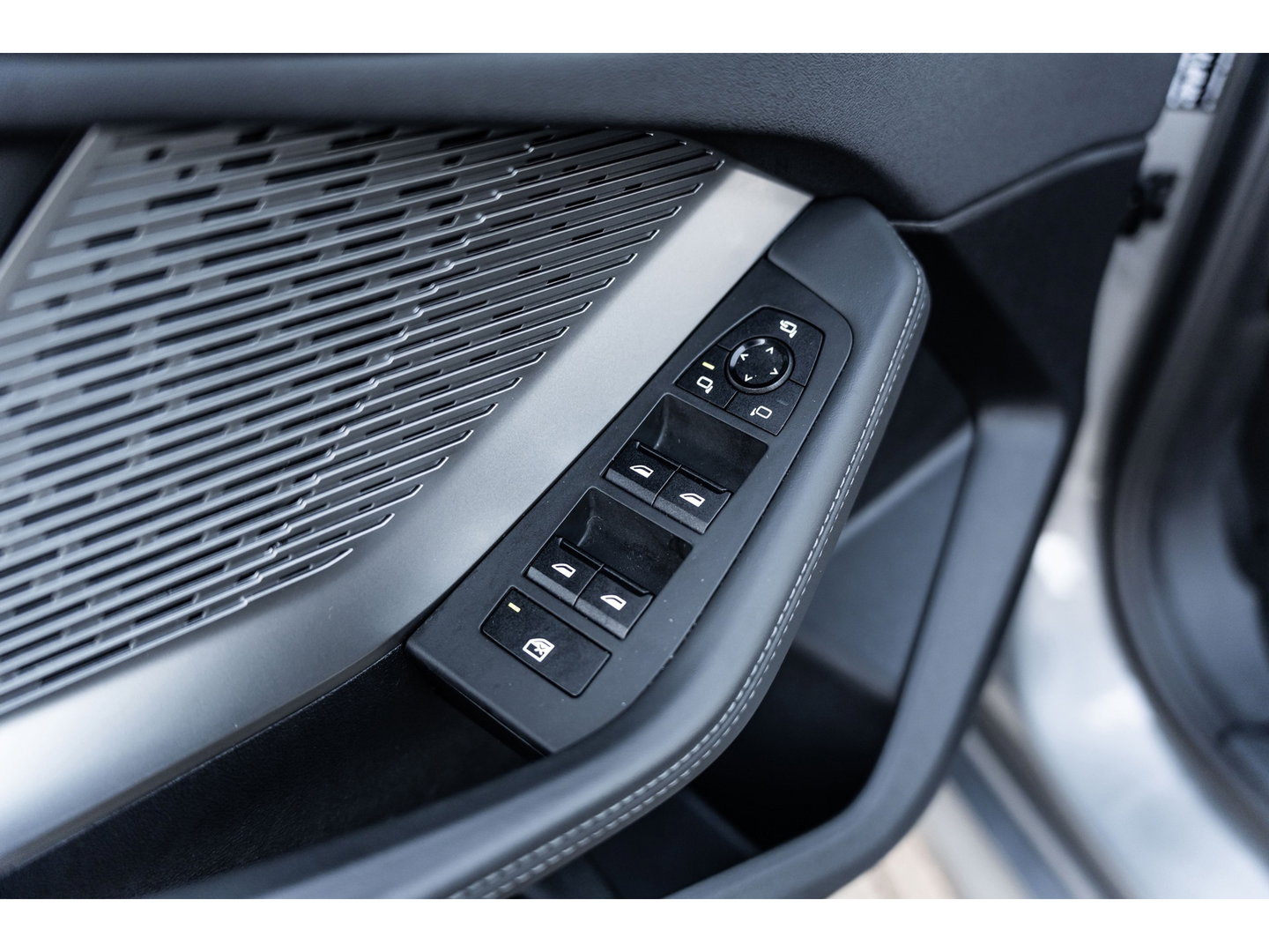 BMW 1-serie 120i M SPORT DESIGN PANO LEDER WIDESCREEN 120