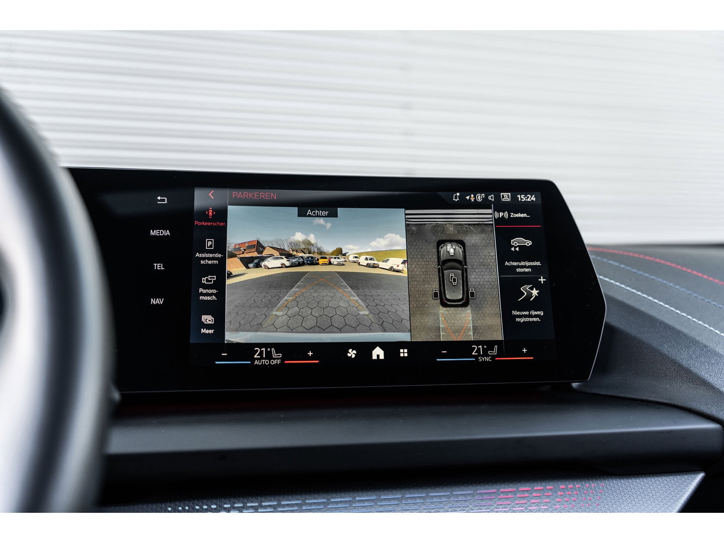 BMW 1-serie 120i M SPORT DESIGN PANO LEDER WIDESCREEN 120