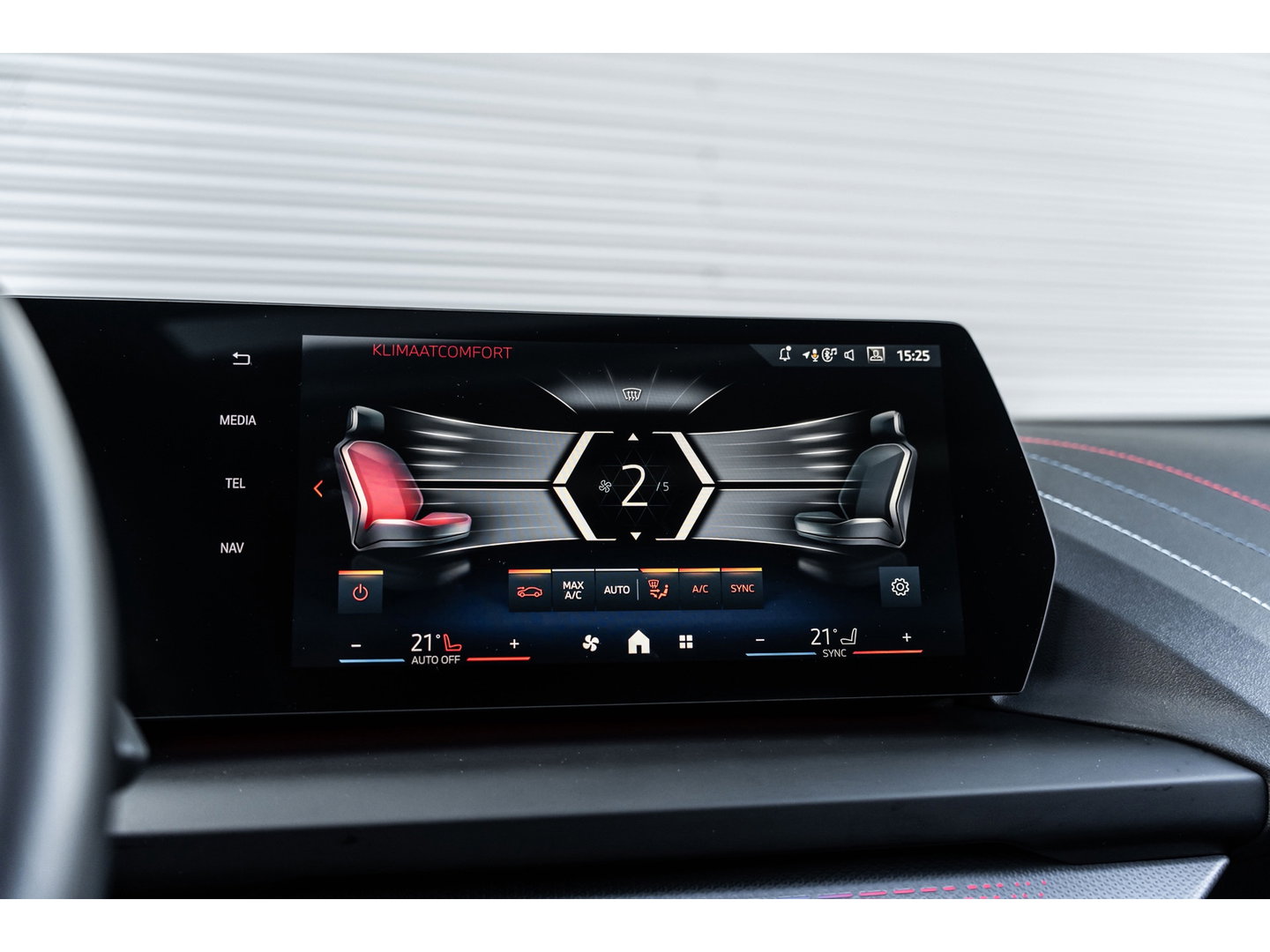 BMW 1-serie 120i M SPORT DESIGN PANO LEDER WIDESCREEN 120