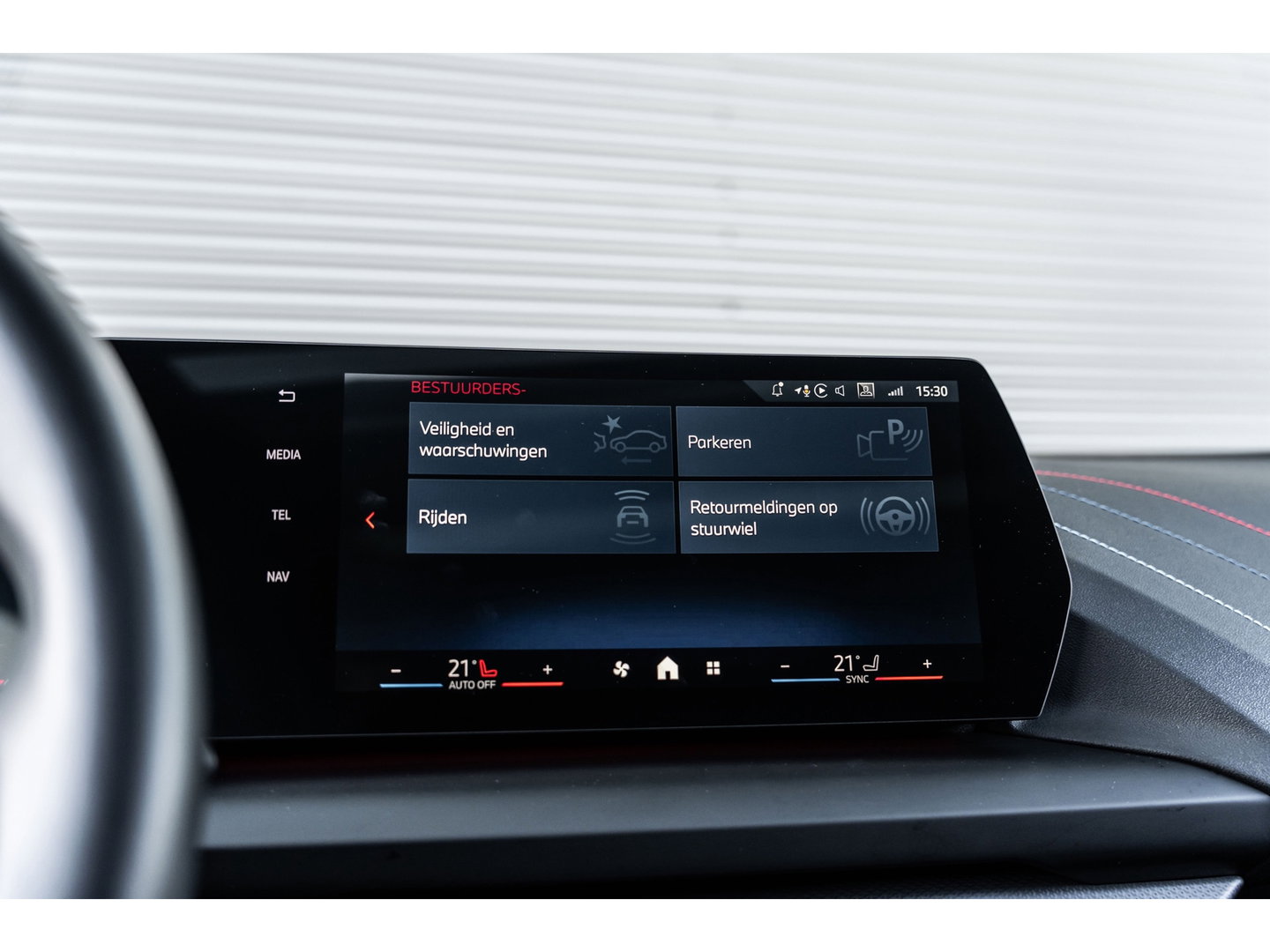 BMW 1-serie 120i M SPORT DESIGN PANO LEDER WIDESCREEN 120