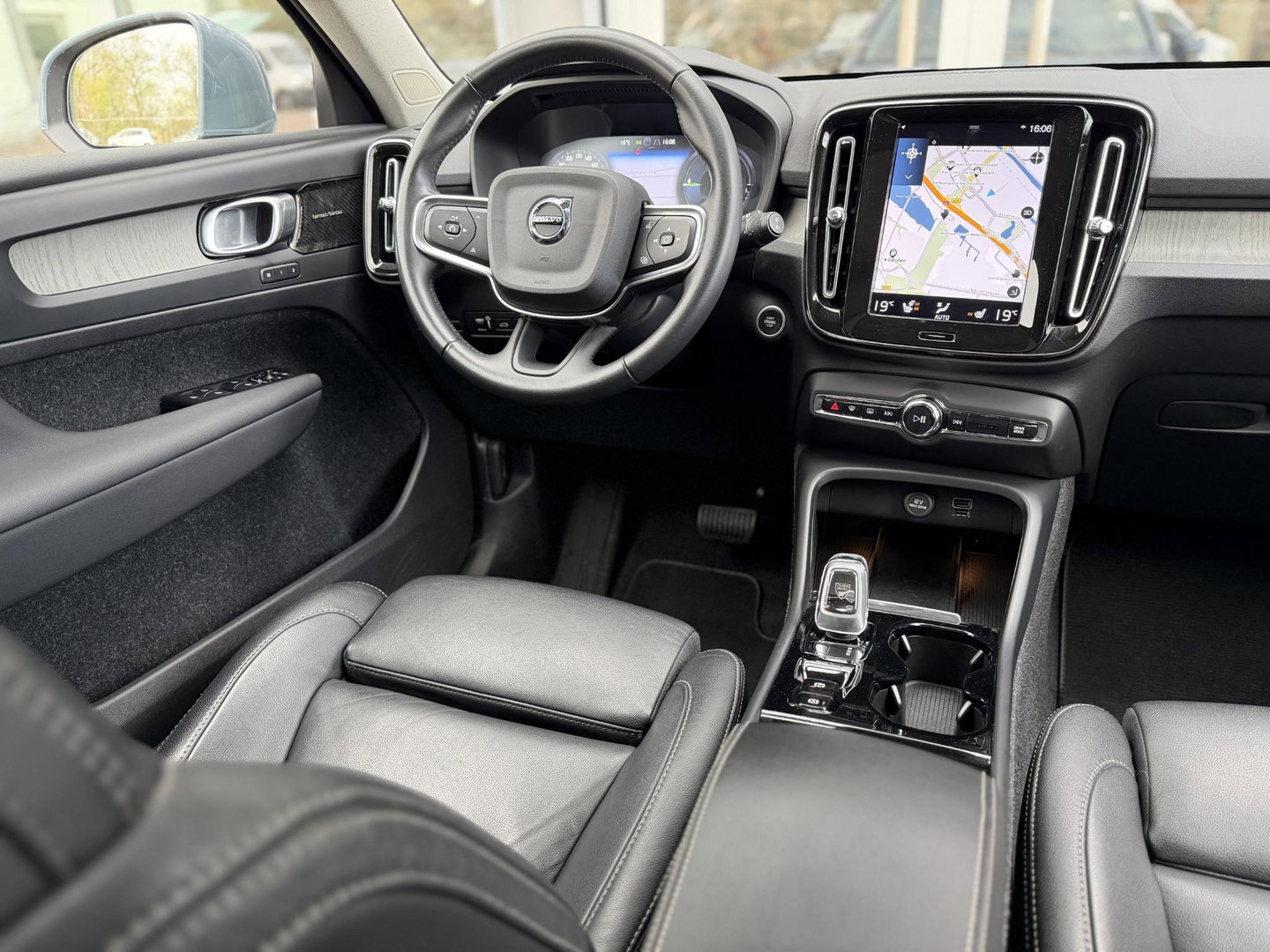 Volvo XC40 1.5 T5 Recharge Inscription |Pano|H/K|360CAM|Leer|Memory|PilotAssist|Trekhaak|Thunder Grey