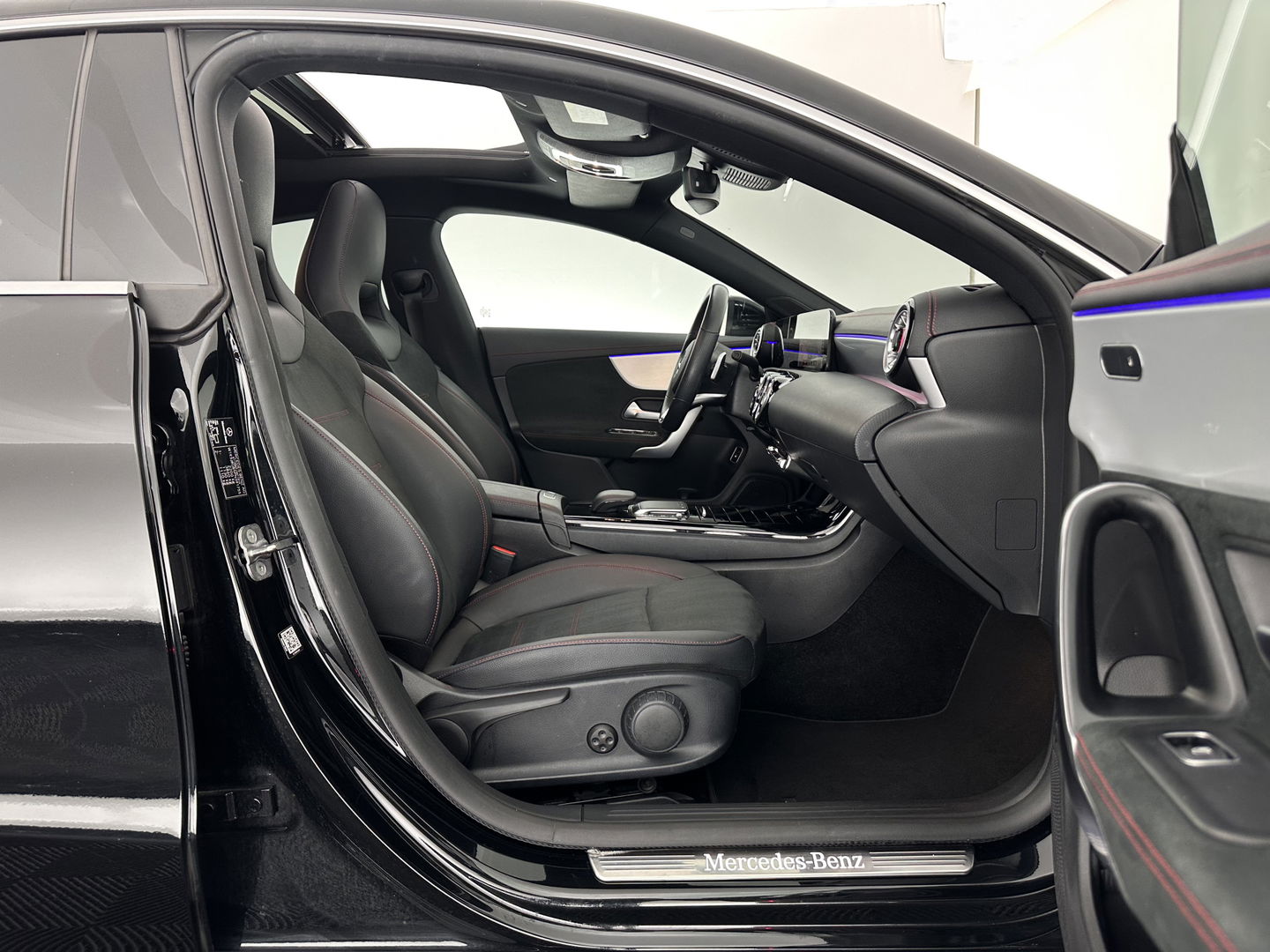 Mercedes-Benz CLA-Klasse 250 e AMG Line (Plug-In) (INCL-BTW) Aut. *PANO | LEATHER-MICORFIBRE | WIDESCREEN-COCKPIT | FULL-LED | AMBIENTLIGHT | CAMERA | M-BUX-NAVI | ECC | SHIFTPADDLES | PDC | CRUISE | DAB | HEATED-SPORTSEATS | 18"ALU*