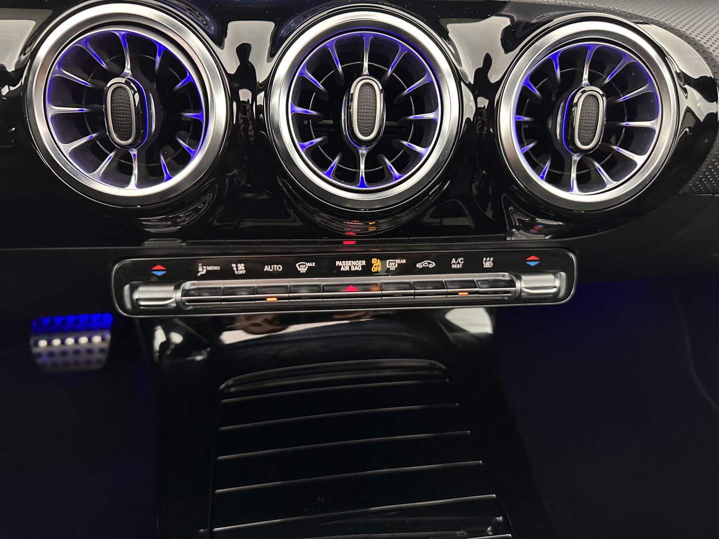 Mercedes-Benz CLA-Klasse 250 e AMG Line (Plug-In) (INCL-BTW) Aut. *PANO | LEATHER-MICORFIBRE | WIDESCREEN-COCKPIT | FULL-LED | AMBIENTLIGHT | CAMERA | M-BUX-NAVI | ECC | SHIFTPADDLES | PDC | CRUISE | DAB | HEATED-SPORTSEATS | 18"ALU*