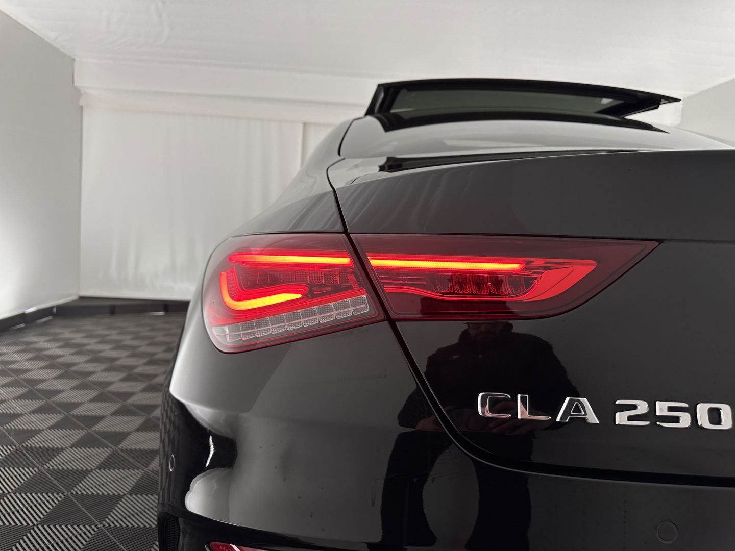 Mercedes-Benz CLA-Klasse 250 e AMG Line (Plug-In) (INCL-BTW) Aut. *PANO | LEATHER-MICORFIBRE | WIDESCREEN-COCKPIT | FULL-LED | AMBIENTLIGHT | CAMERA | M-BUX-NAVI | ECC | SHIFTPADDLES | PDC | CRUISE | DAB | HEATED-SPORTSEATS | 18"ALU*