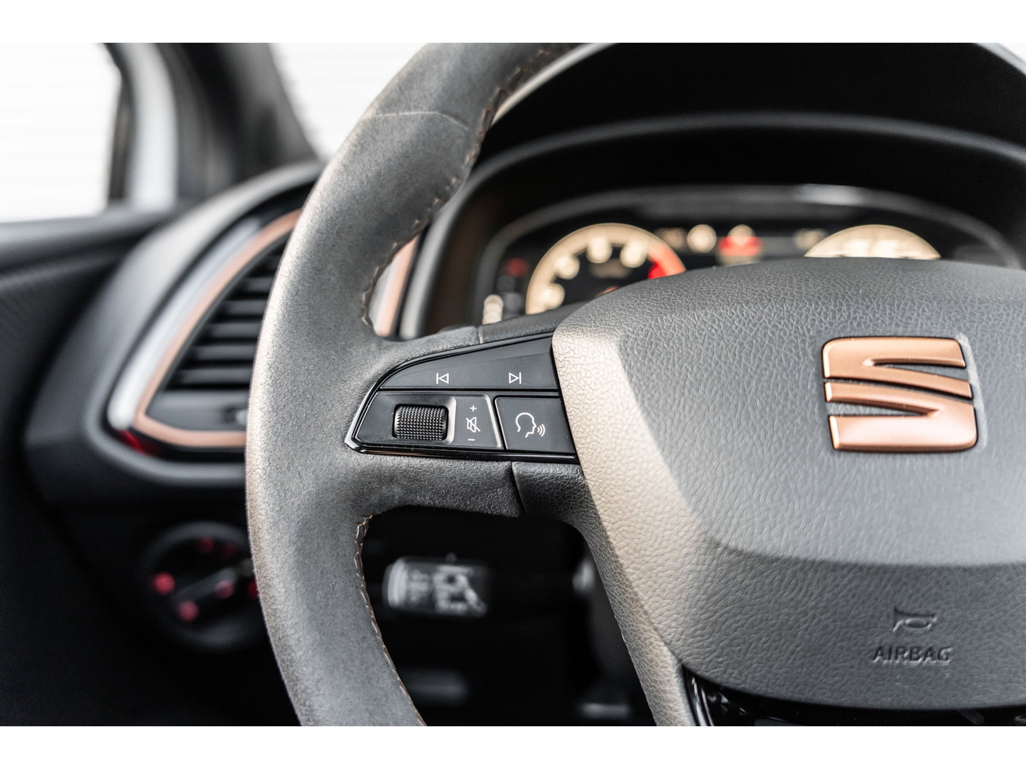 SEAT Leon ST 2.0 TSI CUPRA R 4DRIVE PANO CARBON BREMBO BEATS