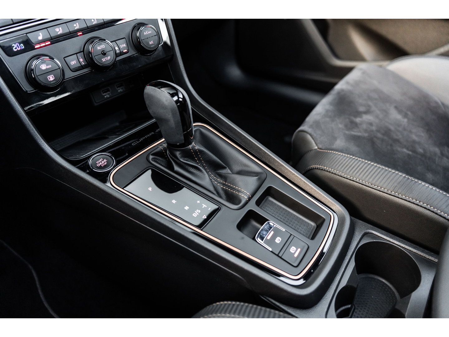 SEAT Leon ST 2.0 TSI CUPRA R 4DRIVE PANO CARBON BREMBO BEATS