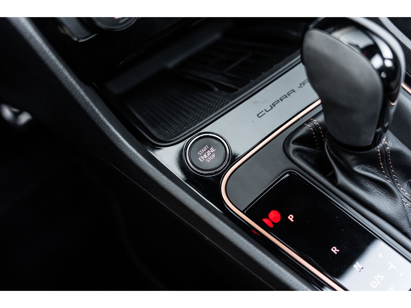 SEAT Leon ST 2.0 TSI CUPRA R 4DRIVE PANO CARBON BREMBO BEATS