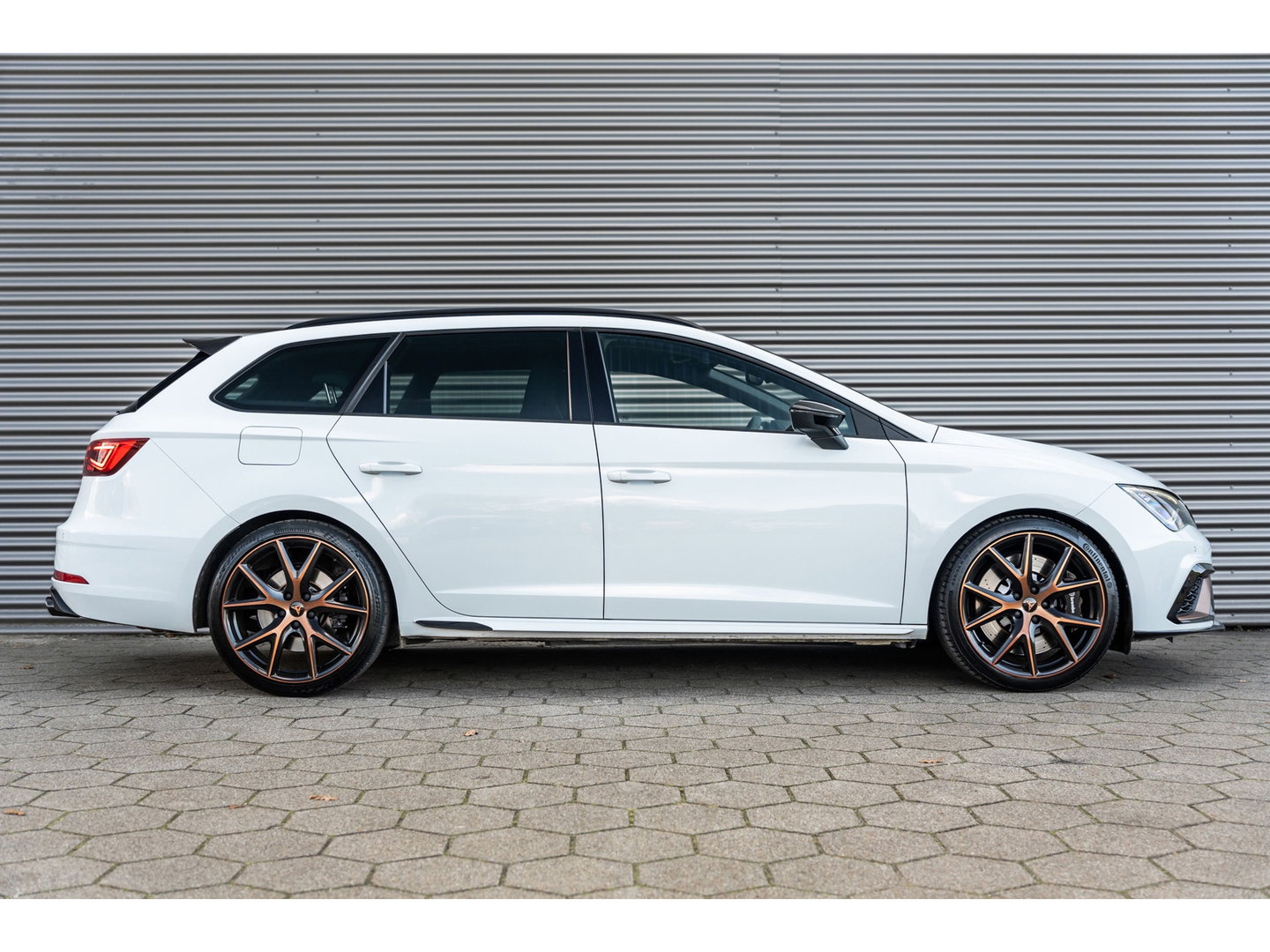 SEAT Leon ST 2.0 TSI CUPRA R 4DRIVE PANO CARBON BREMBO BEATS