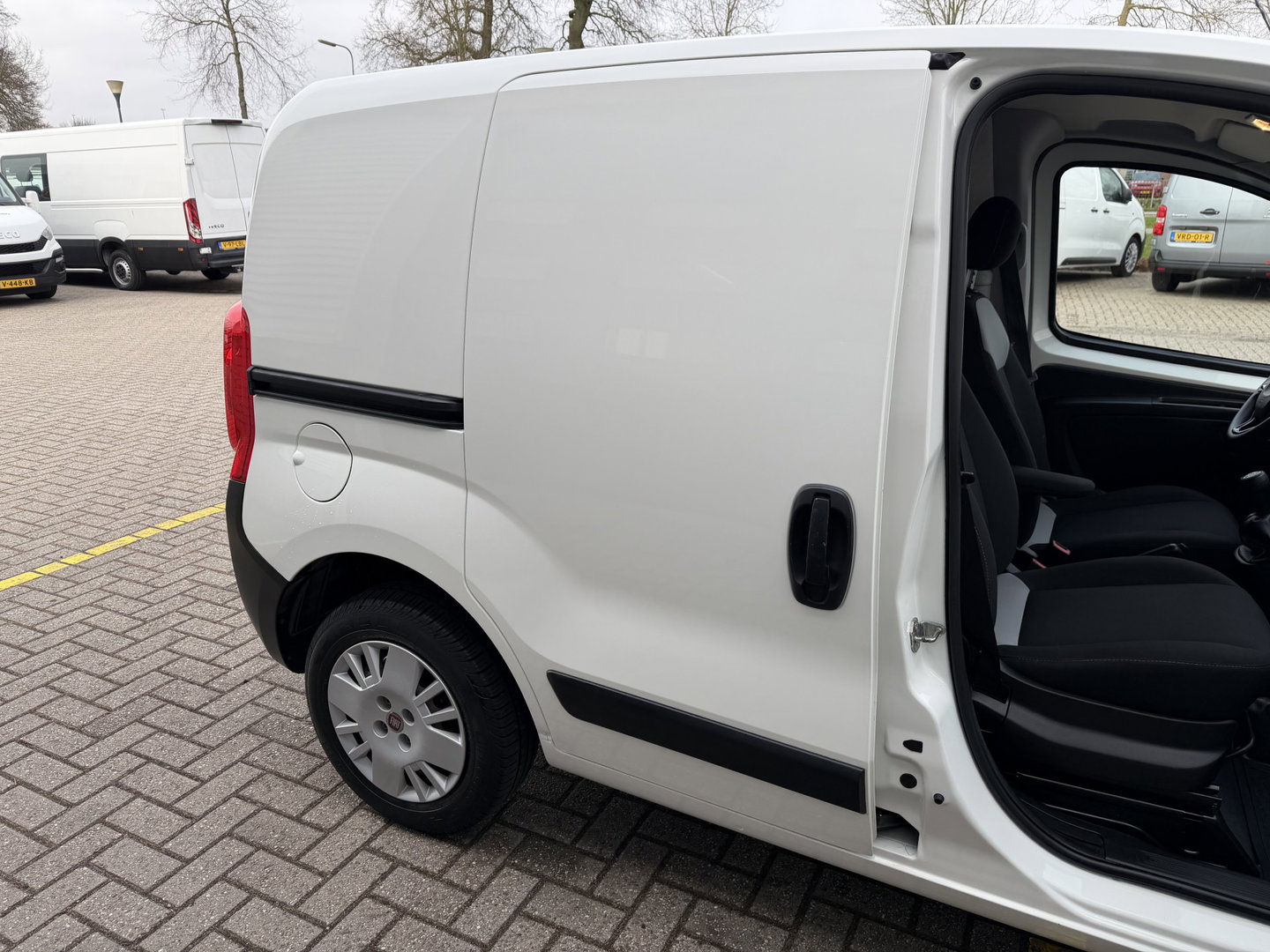 Fiat Fiorino 1.3 MJ SX / euro 6 diesel / bpm vrij / vaste prijs rijklaar € 6.950 ex btw / lease vanaf € 117 / airco / schuifdeur / pdc achter / ex schilders bus