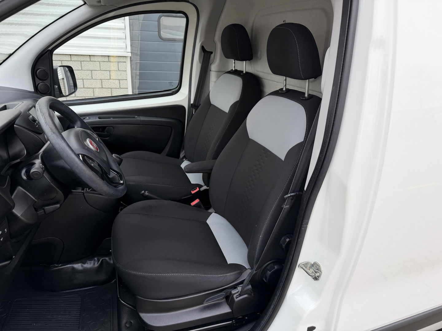 Fiat Fiorino 1.3 MJ SX / euro 6 diesel / bpm vrij / vaste prijs rijklaar € 6.950 ex btw / lease vanaf € 117 / airco / schuifdeur / pdc achter / ex schilders bus