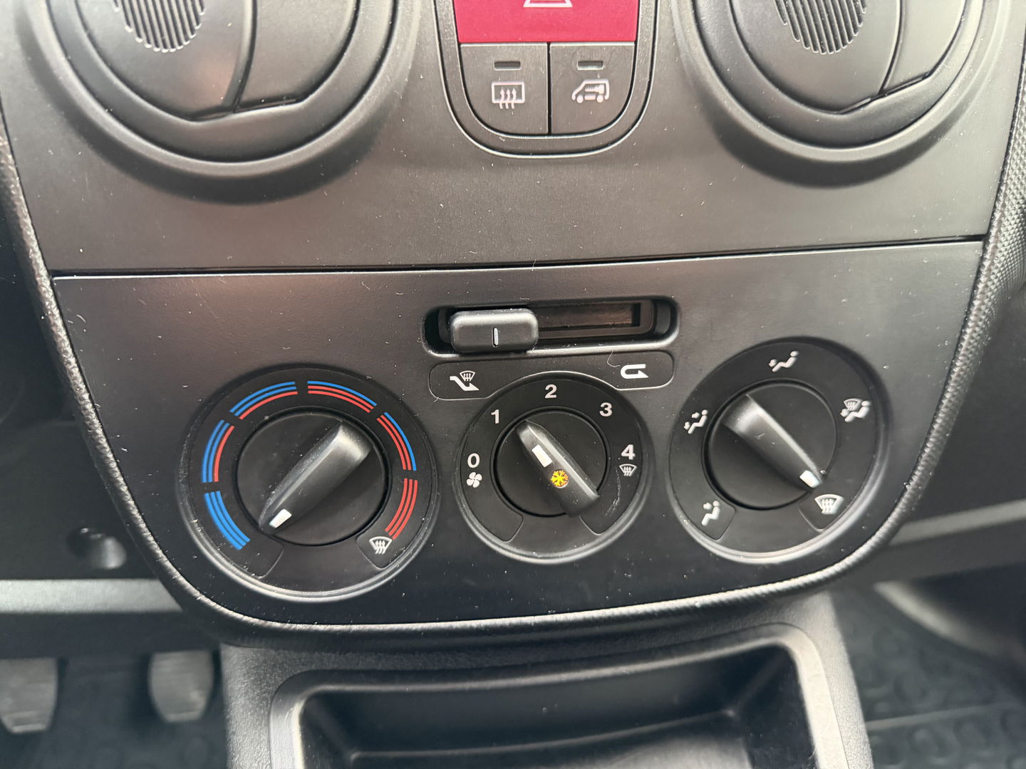 Fiat Fiorino 1.3 MJ SX / euro 6 diesel / bpm vrij / vaste prijs rijklaar € 6.950 ex btw / lease vanaf € 117 / airco / schuifdeur / pdc achter / ex schilders bus