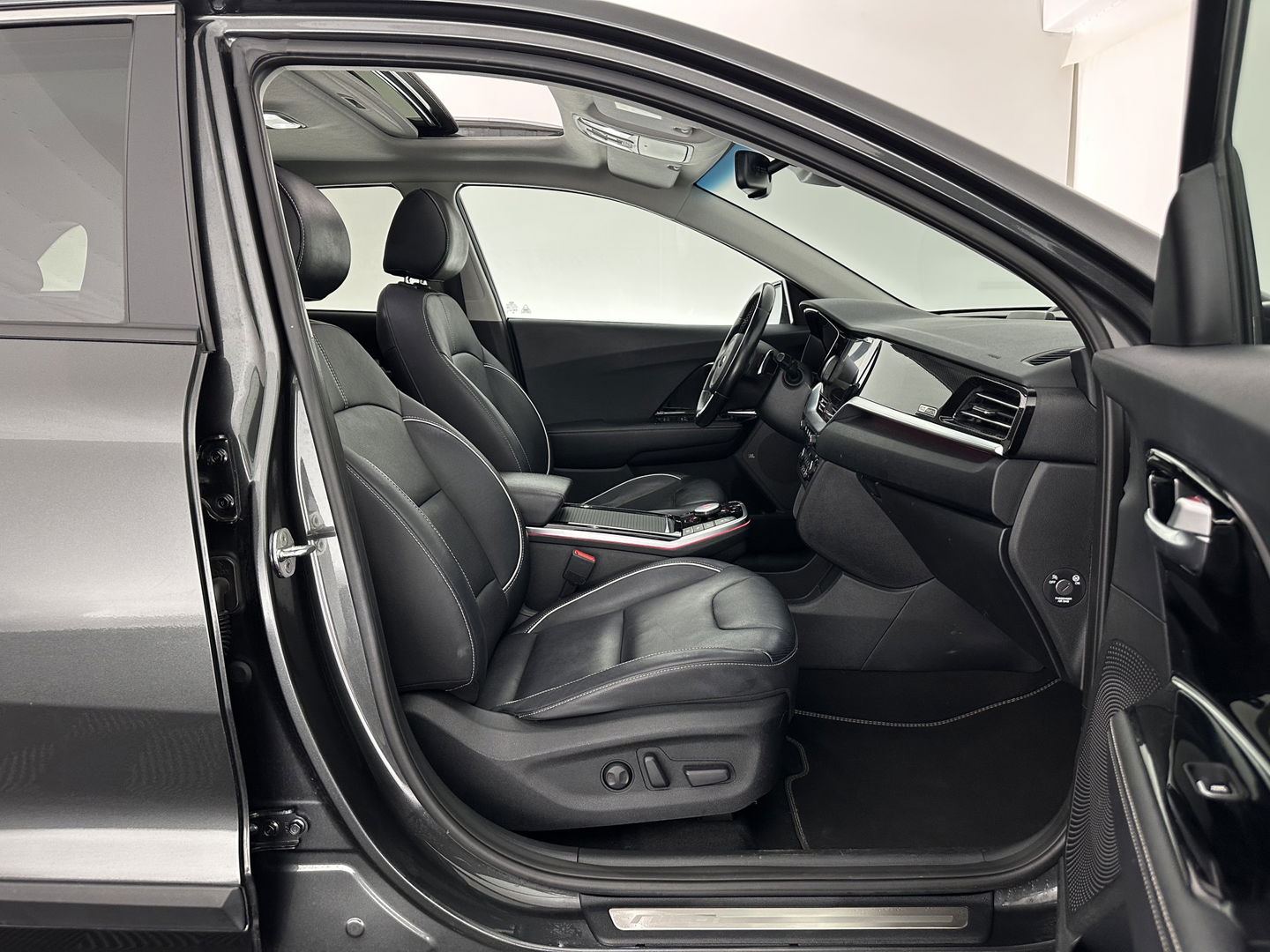 Kia e-Niro ExecutiveLine 64 kWh [ 3-Fase ] Aut. *PANO | LUXURY-LEATHER | JBL-AUDIO | FULL-LED | NAVI-FULLMAP | DAB | ADAPTIVE-CRUISE | CAMERA | MEMORY-PACK | LANE-ASSIST | CCS-FASTLOADER | KEYLESS | DIGI-COCKPIT | TOWBAR | 17"ALU*