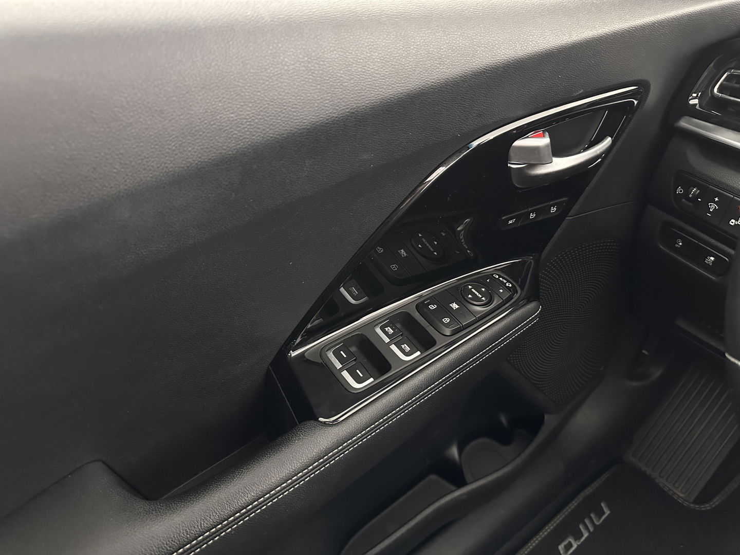 Kia e-Niro ExecutiveLine 64 kWh [ 3-Fase ] Aut. *PANO | LUXURY-LEATHER | JBL-AUDIO | FULL-LED | NAVI-FULLMAP | DAB | ADAPTIVE-CRUISE | CAMERA | MEMORY-PACK | LANE-ASSIST | CCS-FASTLOADER | KEYLESS | DIGI-COCKPIT | TOWBAR | 17"ALU*