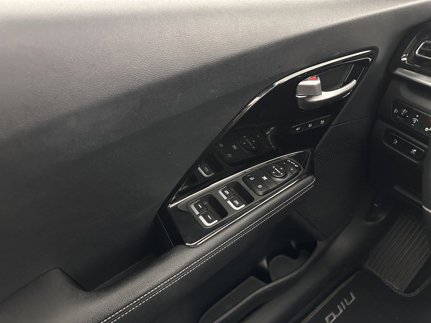 Kia e-Niro ExecutiveLine 64 kWh [ 3-Fase ] Aut. *PANO | LUXURY-LEATHER | JBL-AUDIO | FULL-LED | NAVI-FULLMAP | DAB | ADAPTIVE-CRUISE | CAMERA | MEMORY-PACK | LANE-ASSIST | CCS-FASTLOADER | KEYLESS | DIGI-COCKPIT | TOWBAR | 17"ALU*