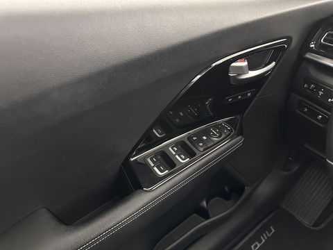 Kia e-Niro ExecutiveLine 64 kWh [ 3-Fase ] Aut. *PANO | LUXURY-LEATHER | JBL-AUDIO | FULL-LED | NAVI-FULLMAP | DAB | ADAPTIVE-CRUISE | CAMERA | MEMORY-PACK | LANE-ASSIST | CCS-FASTLOADER | KEYLESS | DIGI-COCKPIT | TOWBAR | 17"ALU*