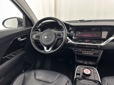 Kia e-Niro ExecutiveLine 64 kWh [ 3-Fase ] Aut. *PANO | LUXURY-LEATHER | JBL-AUDIO | FULL-LED | NAVI-FULLMAP | DAB | ADAPTIVE-CRUISE | CAMERA | MEMORY-PACK | LANE-ASSIST | CCS-FASTLOADER | KEYLESS | DIGI-COCKPIT | TOWBAR | 17"ALU*