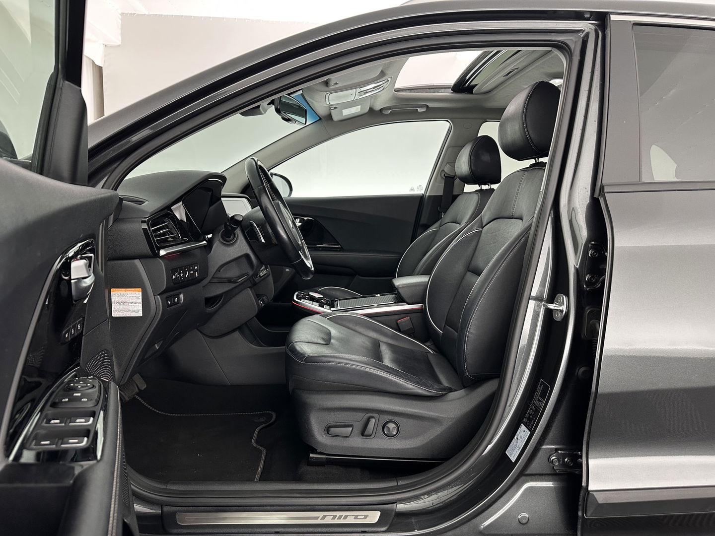 Kia e-Niro ExecutiveLine 64 kWh [ 3-Fase ] Aut. *PANO | LUXURY-LEATHER | JBL-AUDIO | FULL-LED | NAVI-FULLMAP | DAB | ADAPTIVE-CRUISE | CAMERA | MEMORY-PACK | LANE-ASSIST | CCS-FASTLOADER | KEYLESS | DIGI-COCKPIT | TOWBAR | 17"ALU*