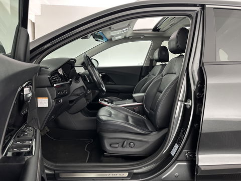 Kia e-Niro ExecutiveLine 64 kWh [ 3-Fase ] Aut. *PANO | LUXURY-LEATHER | JBL-AUDIO | FULL-LED | NAVI-FULLMAP | DAB | ADAPTIVE-CRUISE | CAMERA | MEMORY-PACK | LANE-ASSIST | CCS-FASTLOADER | KEYLESS | DIGI-COCKPIT | TOWBAR | 17"ALU*