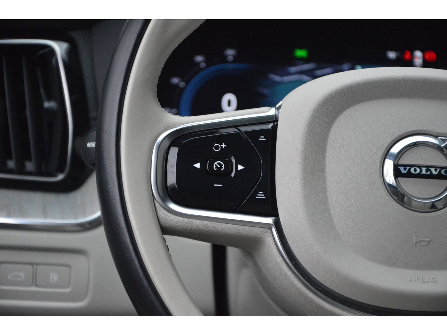 Volvo XC60 T6 Hybride AWD Plus Bright LONG RANGE | Head-Up display | Panoramadak | Stoel + Stuur Verwarmd | Adaptive Cruise |