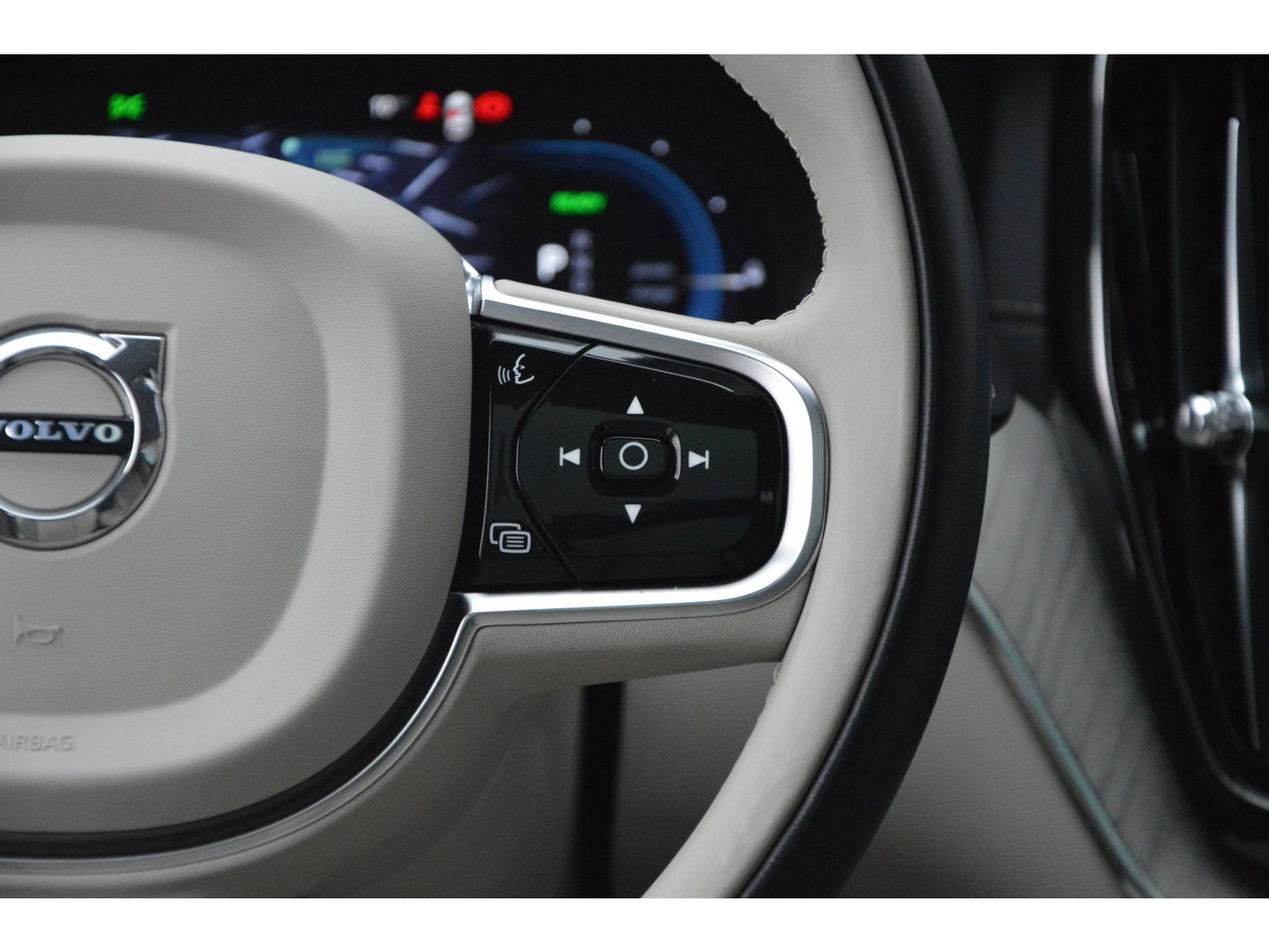 Volvo XC60 T6 Hybride AWD Plus Bright LONG RANGE | Head-Up display | Panoramadak | Stoel + Stuur Verwarmd | Adaptive Cruise |