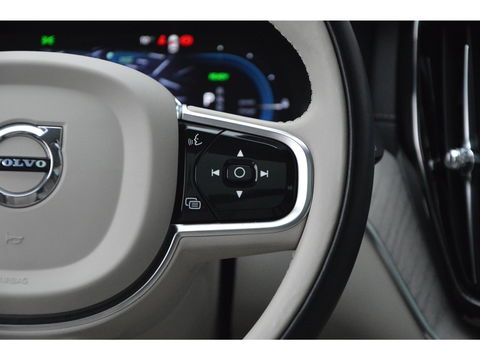 Volvo XC60 T6 Hybride AWD Plus Bright LONG RANGE | Head-Up display | Panoramadak | Stoel + Stuur Verwarmd | Adaptive Cruise |