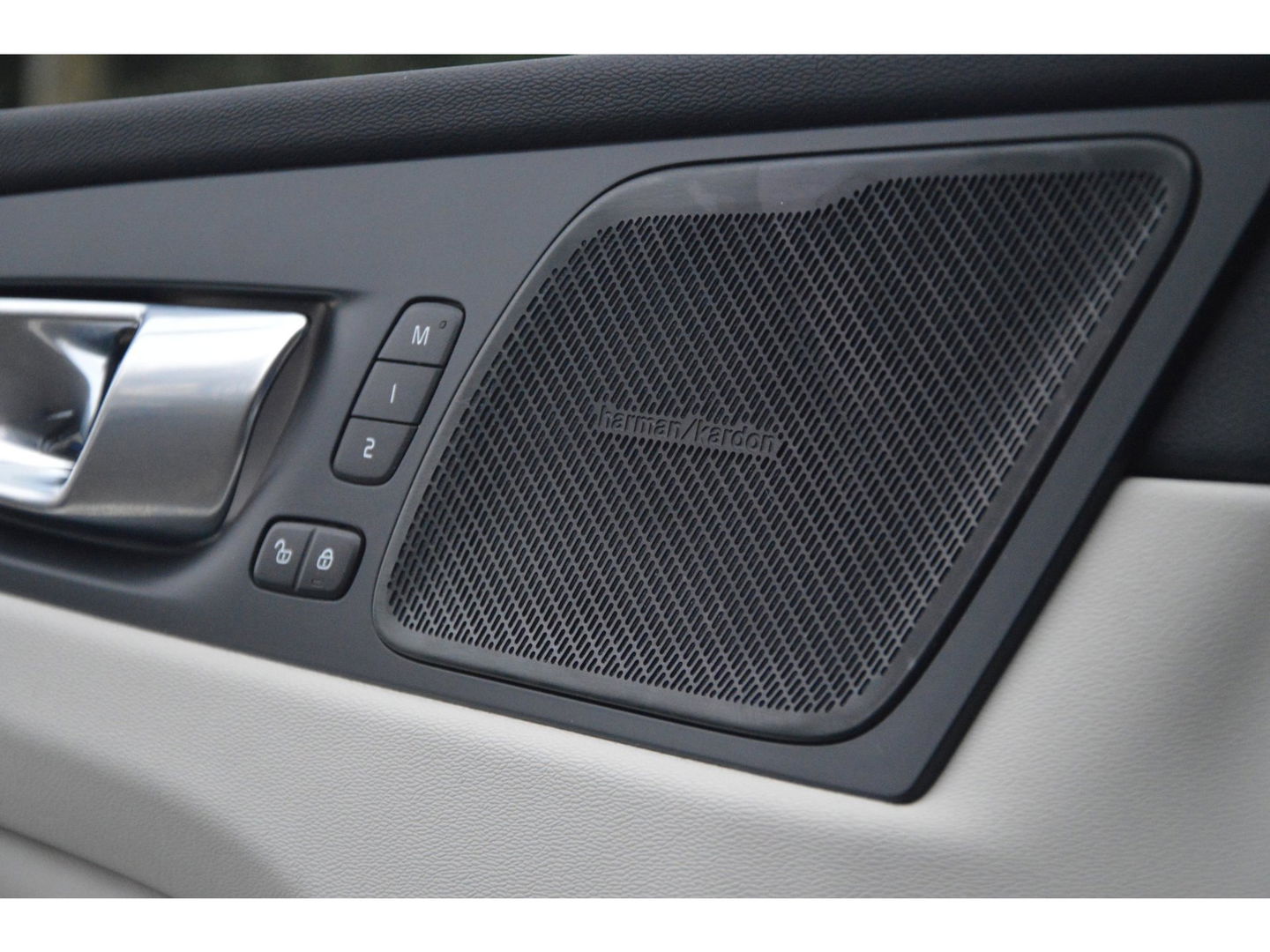 Volvo XC60 T6 Hybride AWD Plus Bright LONG RANGE | Head-Up display | Panoramadak | Stoel + Stuur Verwarmd | Adaptive Cruise |