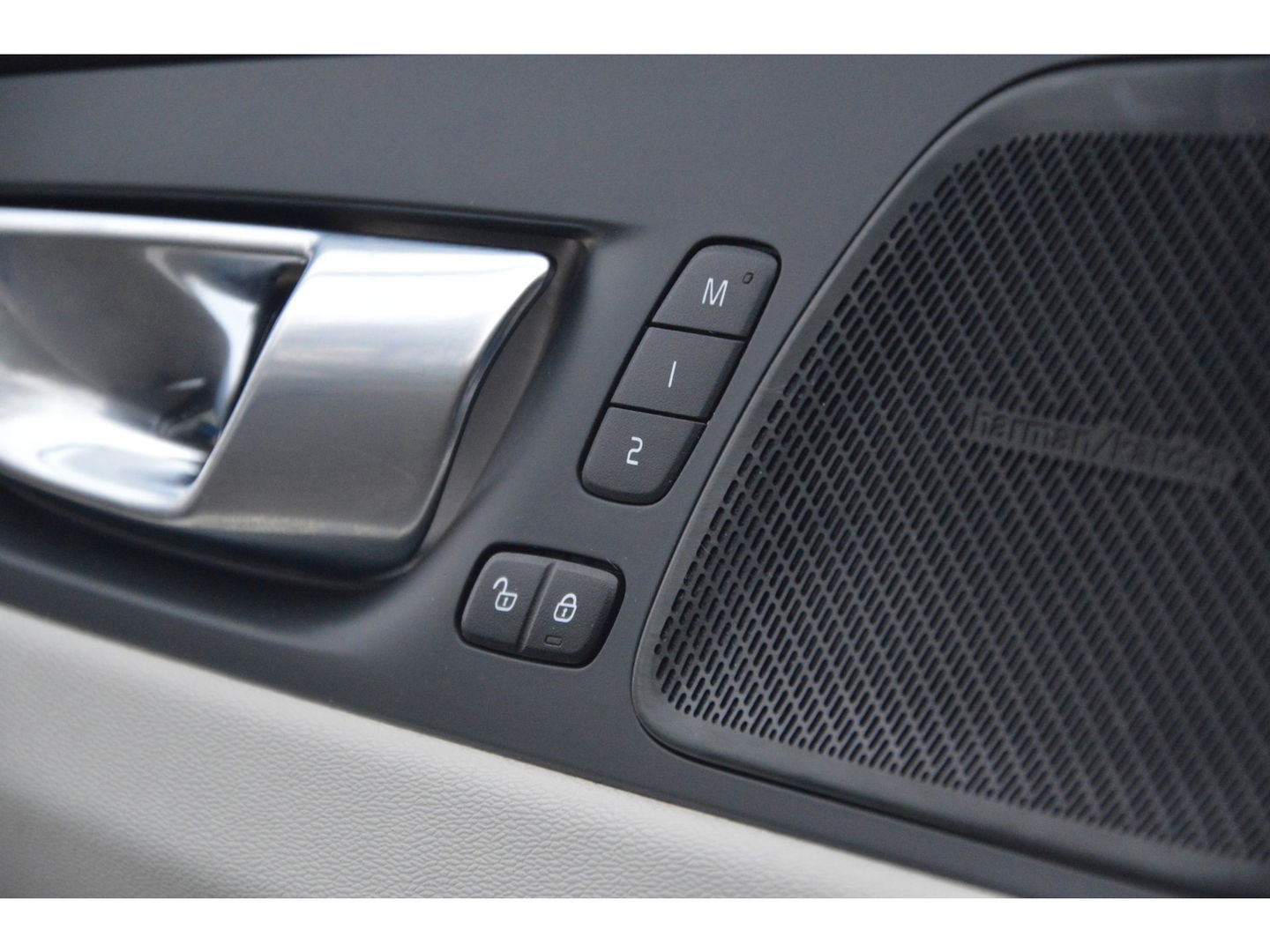 Volvo XC60 T6 Hybride AWD Plus Bright LONG RANGE | Head-Up display | Panoramadak | Stoel + Stuur Verwarmd | Adaptive Cruise |