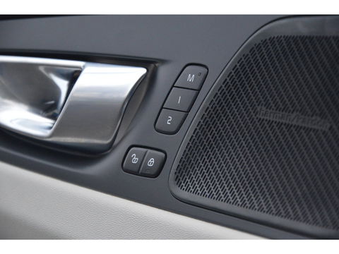 Volvo XC60 T6 Hybride AWD Plus Bright LONG RANGE | Head-Up display | Panoramadak | Stoel + Stuur Verwarmd | Adaptive Cruise |