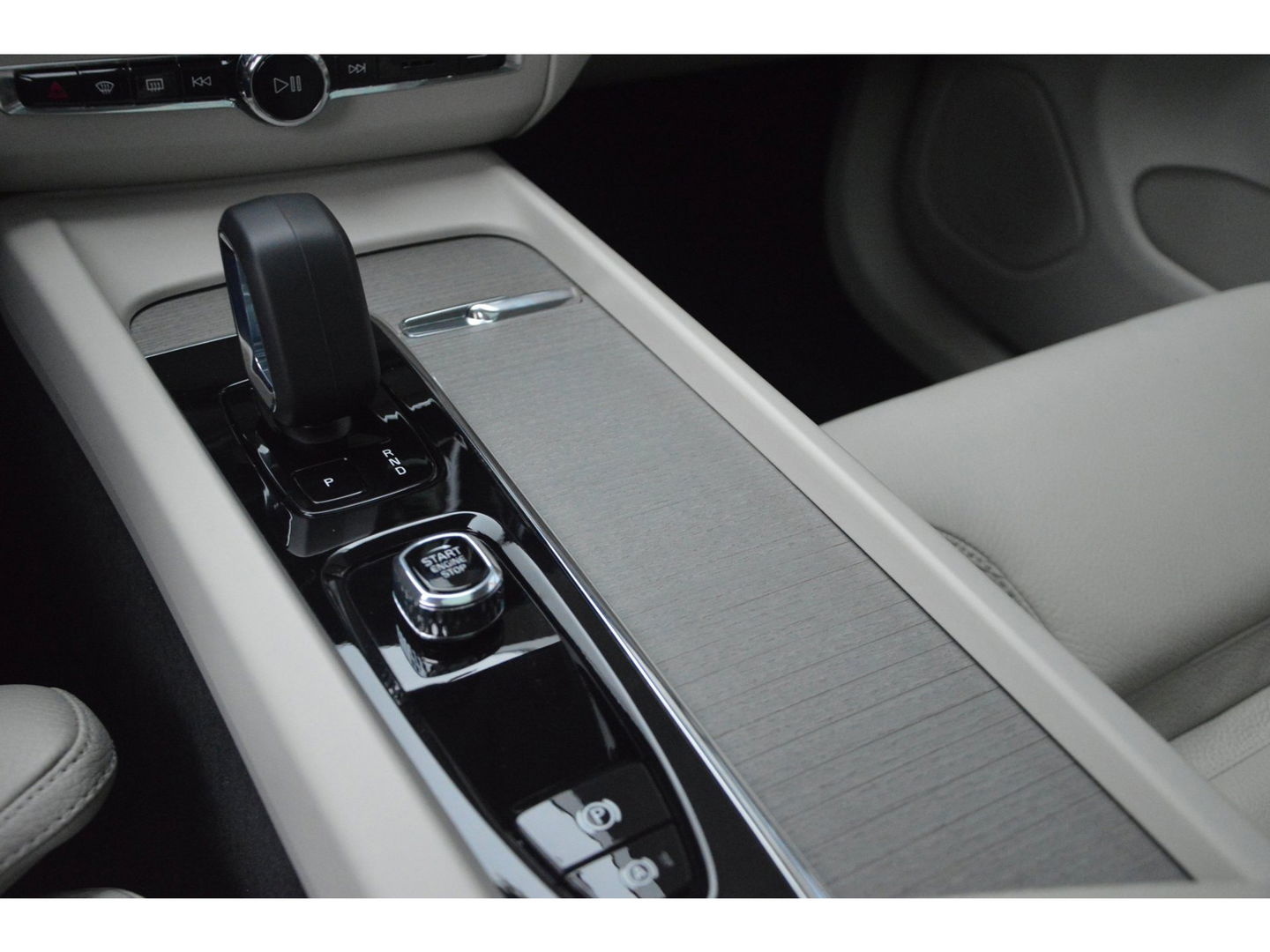 Volvo XC60 T6 Hybride AWD Plus Bright LONG RANGE | Head-Up display | Panoramadak | Stoel + Stuur Verwarmd | Adaptive Cruise |