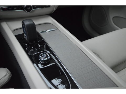 Volvo XC60 T6 Hybride AWD Plus Bright LONG RANGE | Head-Up display | Panoramadak | Stoel + Stuur Verwarmd | Adaptive Cruise |