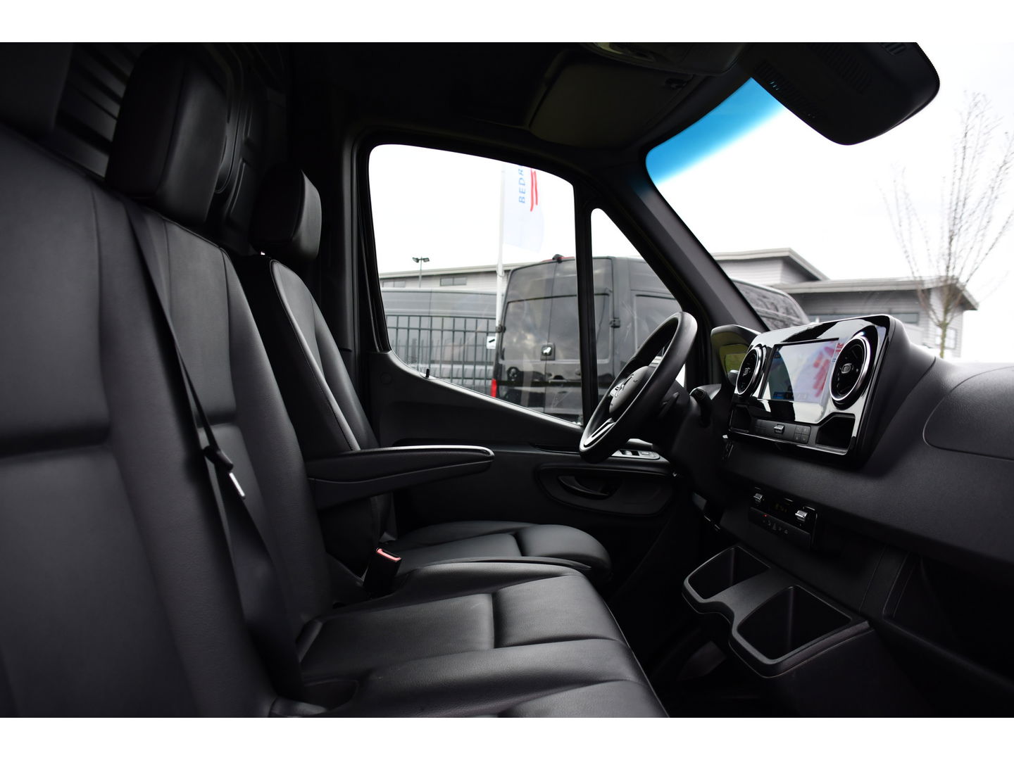 Mercedes-Benz Sprinter 314 2.2 CDI L2H1 Black Edition Camera, Cruise, Carplay, LED, 10,5'' Mbux, Leder, Automaat, Multimedia, Uniek!