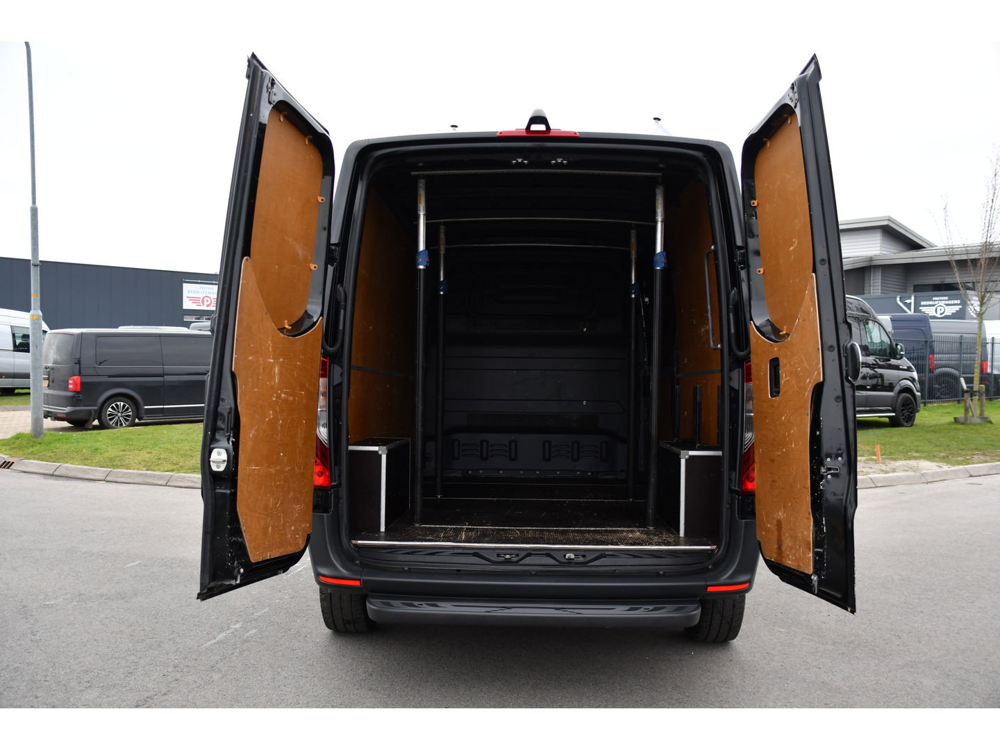 Mercedes-Benz Sprinter 314 2.2 CDI L2H1 Black Edition Camera, Cruise, Carplay, LED, 10,5'' Mbux, Leder, Automaat, Multimedia, Uniek!