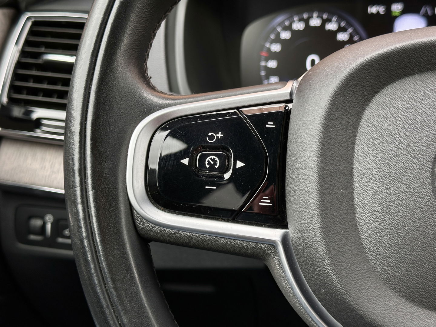 Volvo XC90 2.0 T8 Recharge AWD Inscription | Panoramadak | 7 persoons | Luchtvering | H&K | HUD | Stoel-Verwarming/Ventilatie/Massage | Stuurverwarming | Elektrische Zwenkhaak | Apple Carplay | Android Auto |