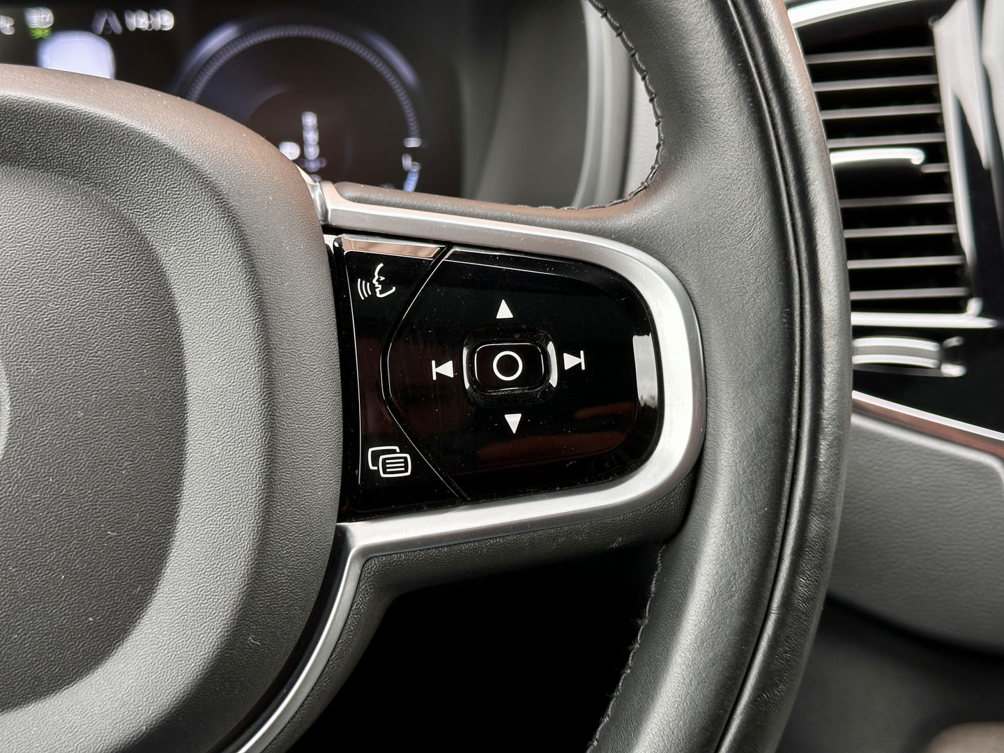 Volvo XC90 2.0 T8 Recharge AWD Inscription | Panoramadak | 7 persoons | Luchtvering | H&K | HUD | Stoel-Verwarming/Ventilatie/Massage | Stuurverwarming | Elektrische Zwenkhaak | Apple Carplay | Android Auto |
