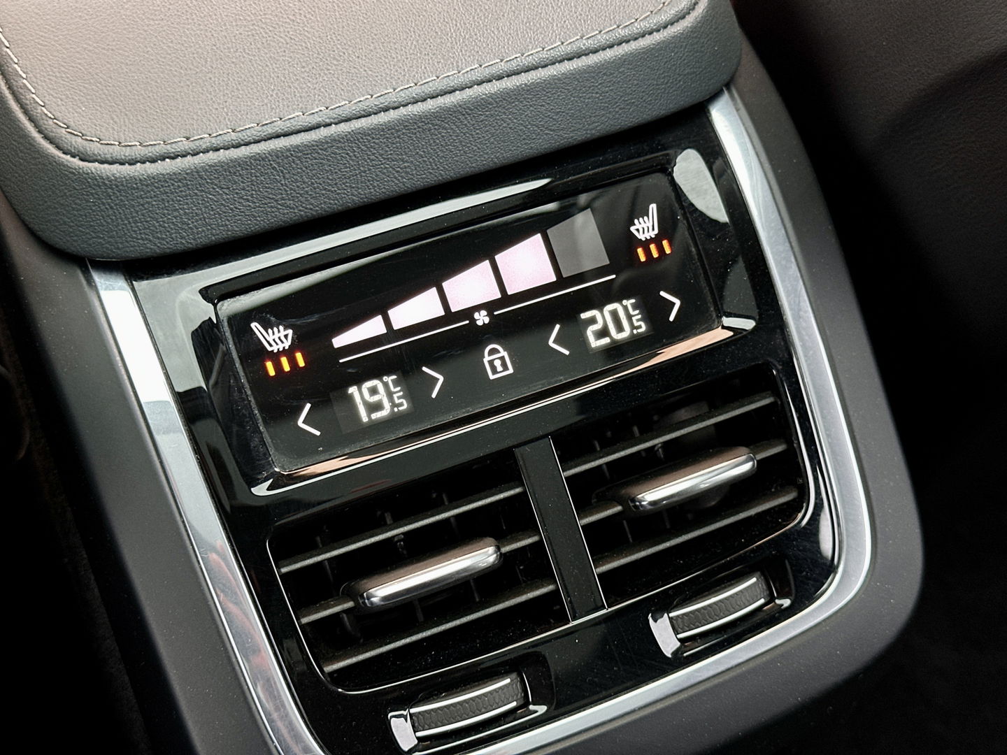 Volvo XC90 2.0 T8 Recharge AWD Inscription | Panoramadak | 7 persoons | Luchtvering | H&K | HUD | Stoel-Verwarming/Ventilatie/Massage | Stuurverwarming | Elektrische Zwenkhaak | Apple Carplay | Android Auto |