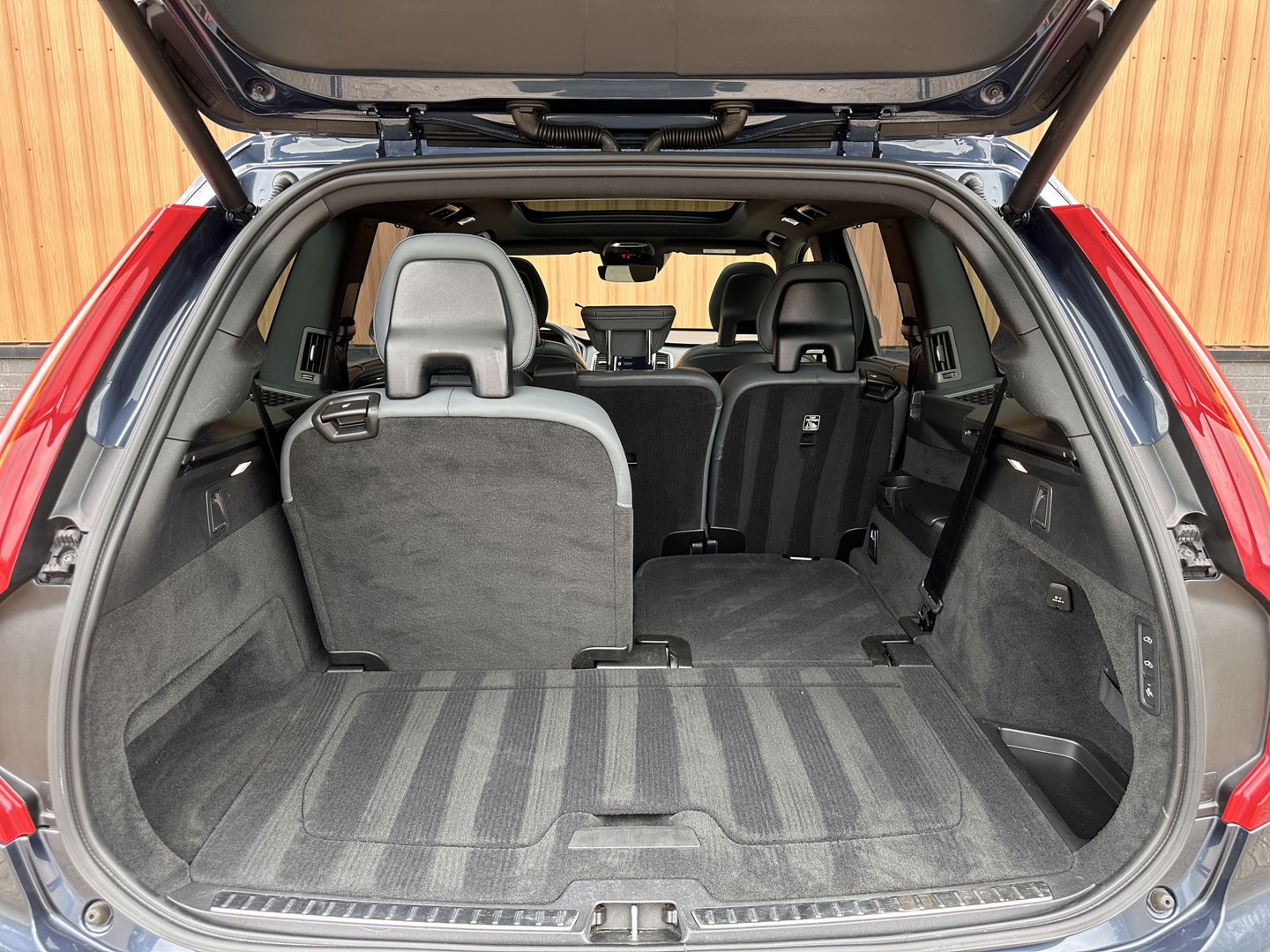 Volvo XC90 2.0 T8 Recharge AWD Inscription | Panoramadak | 7 persoons | Luchtvering | H&K | HUD | Stoel-Verwarming/Ventilatie/Massage | Stuurverwarming | Elektrische Zwenkhaak | Apple Carplay | Android Auto |