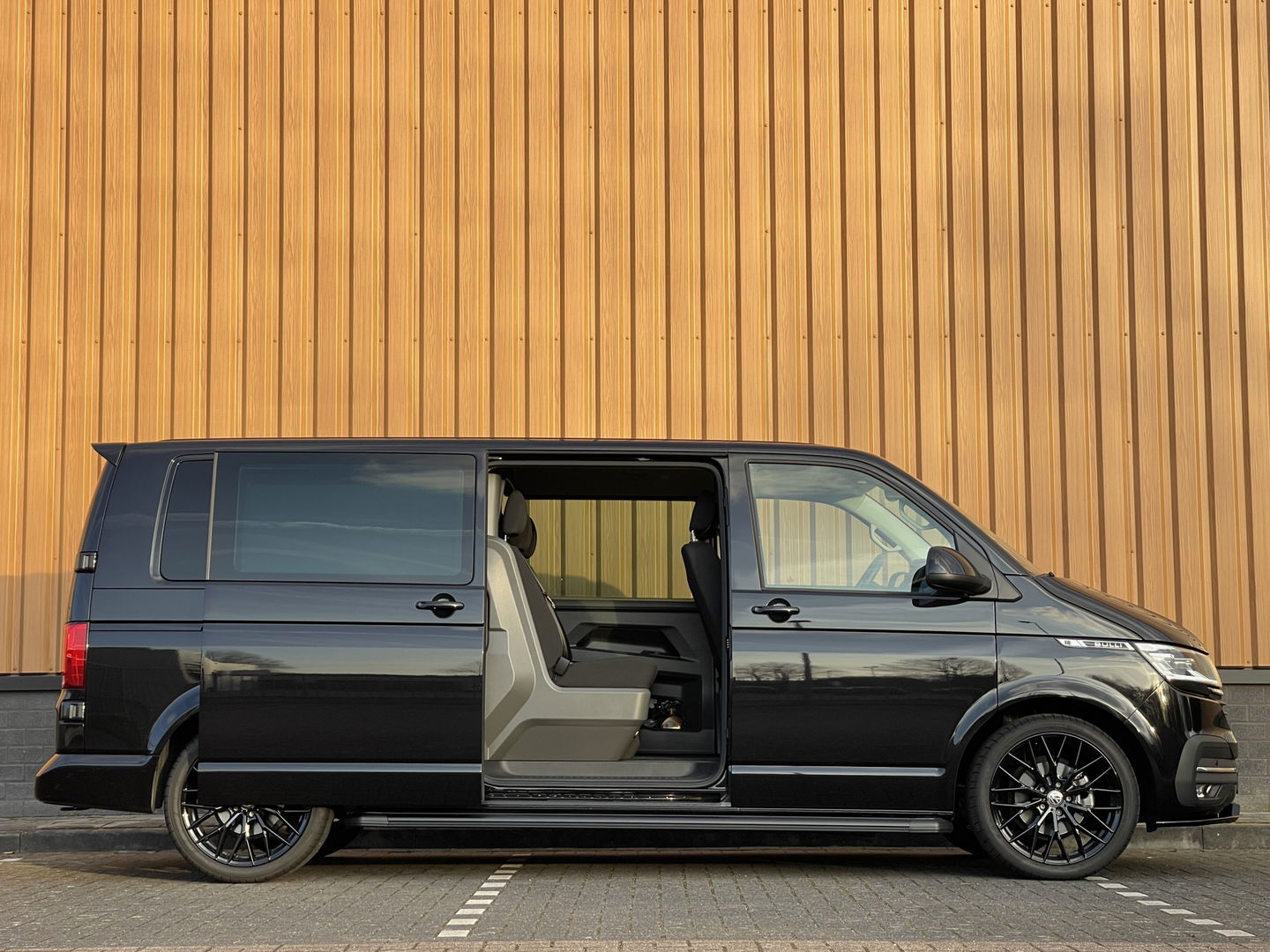 Volkswagen Transporter 2.0 TDI L2H1 30 DC Bulli | Eibach | Dubbel Cabine | Camera | Parkeersensoren | Apple Carplay | Stoelverwarming | DAB | Airconditioning | Navigatie | Uniek |