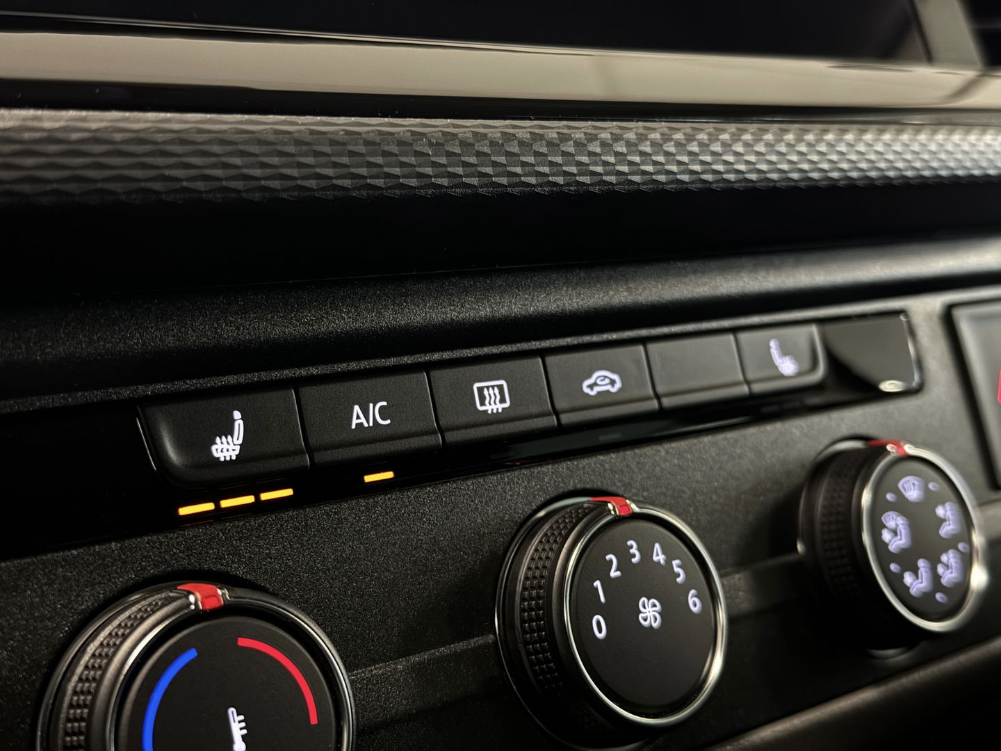 Volkswagen Transporter 2.0 TDI L2H1 30 DC Bulli | Eibach | Dubbel Cabine | Camera | Parkeersensoren | Apple Carplay | Stoelverwarming | DAB | Airconditioning | Navigatie | Uniek |