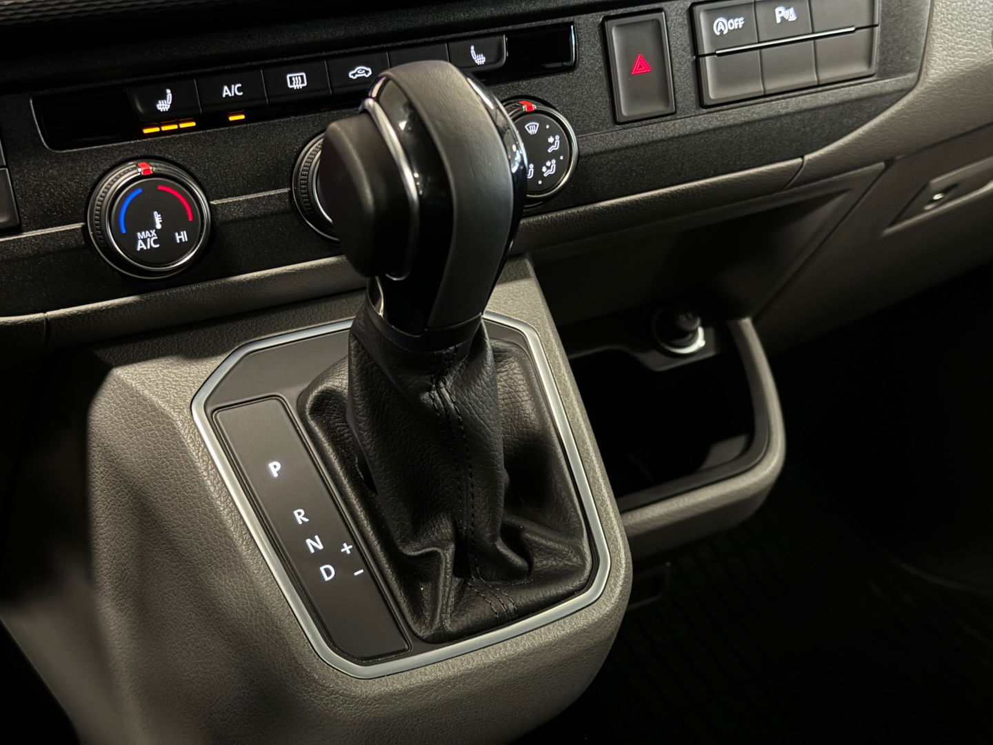 Volkswagen Transporter 2.0 TDI L2H1 30 DC Bulli | Eibach | Dubbel Cabine | Camera | Parkeersensoren | Apple Carplay | Stoelverwarming | DAB | Airconditioning | Navigatie | Uniek |