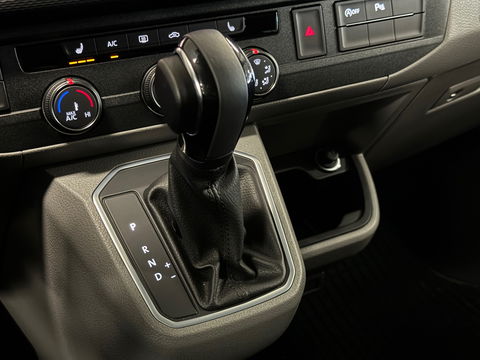 Volkswagen Transporter 2.0 TDI L2H1 30 DC Bulli | Eibach | Dubbel Cabine | Camera | Parkeersensoren | Apple Carplay | Stoelverwarming | DAB | Airconditioning | Navigatie | Uniek |