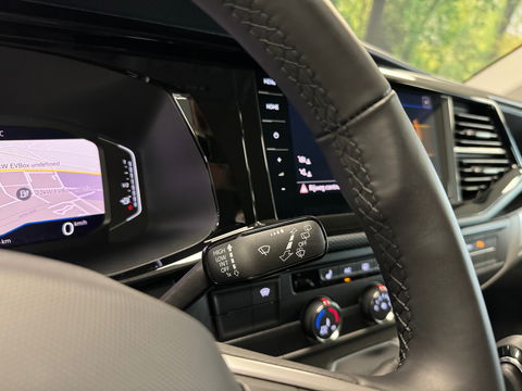 Volkswagen Transporter 2.0 TDI L2H1 30 DC Bulli | Eibach | Dubbel Cabine | Camera | Parkeersensoren | Apple Carplay | Stoelverwarming | DAB | Airconditioning | Navigatie | Uniek |