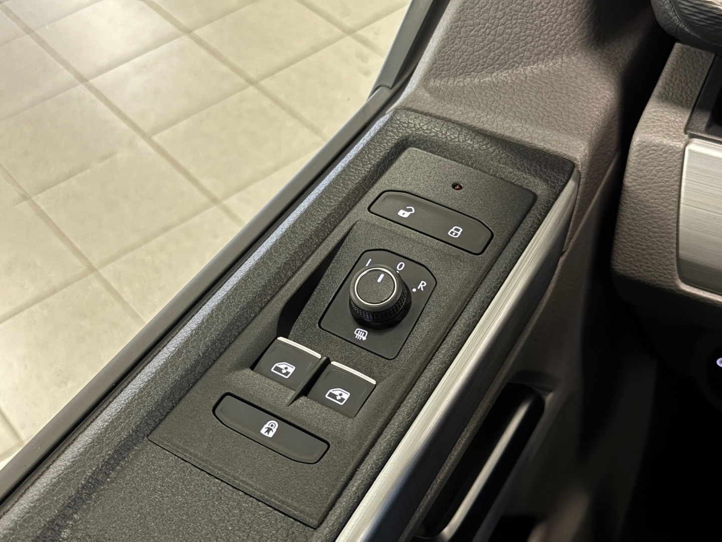 Volkswagen Transporter 2.0 TDI L2H1 30 DC Bulli | Eibach | Dubbel Cabine | Camera | Parkeersensoren | Apple Carplay | Stoelverwarming | DAB | Airconditioning | Navigatie | Uniek |