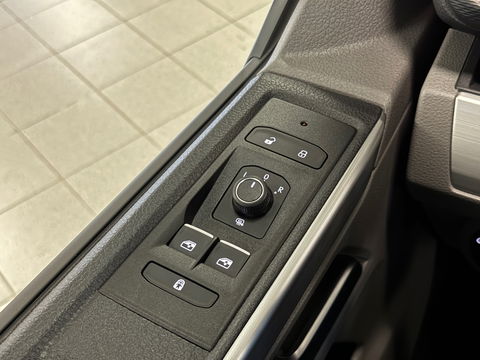 Volkswagen Transporter 2.0 TDI L2H1 30 DC Bulli | Eibach | Dubbel Cabine | Camera | Parkeersensoren | Apple Carplay | Stoelverwarming | DAB | Airconditioning | Navigatie | Uniek |