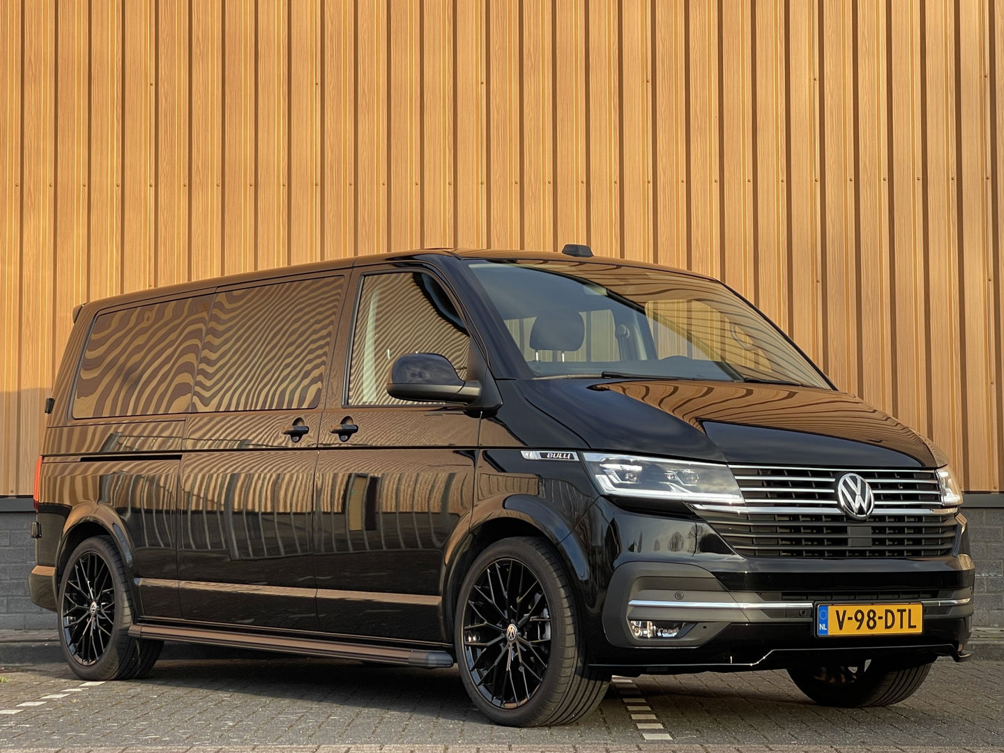 Volkswagen Transporter 2.0 TDI L2H1 30 DC Bulli | Eibach | Dubbel Cabine | Camera | Parkeersensoren | Apple Carplay | Stoelverwarming | DAB | Airconditioning | Navigatie | Uniek |