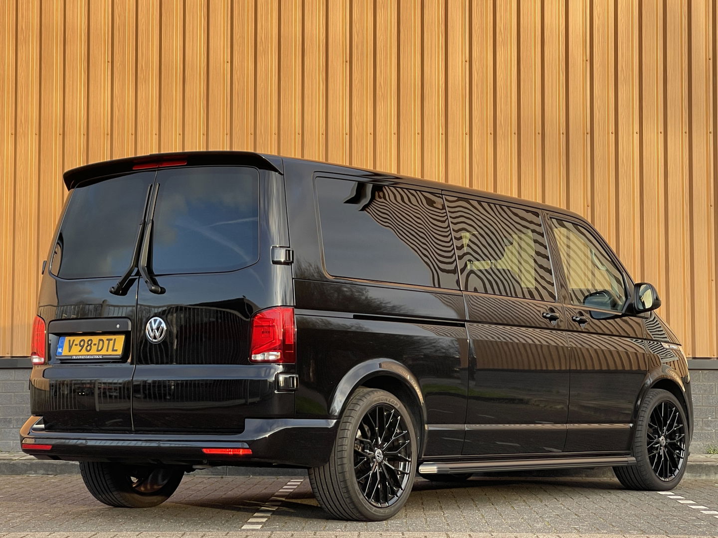 Volkswagen Transporter 2.0 TDI L2H1 30 DC Bulli | Eibach | Dubbel Cabine | Camera | Parkeersensoren | Apple Carplay | Stoelverwarming | DAB | Airconditioning | Navigatie | Uniek |