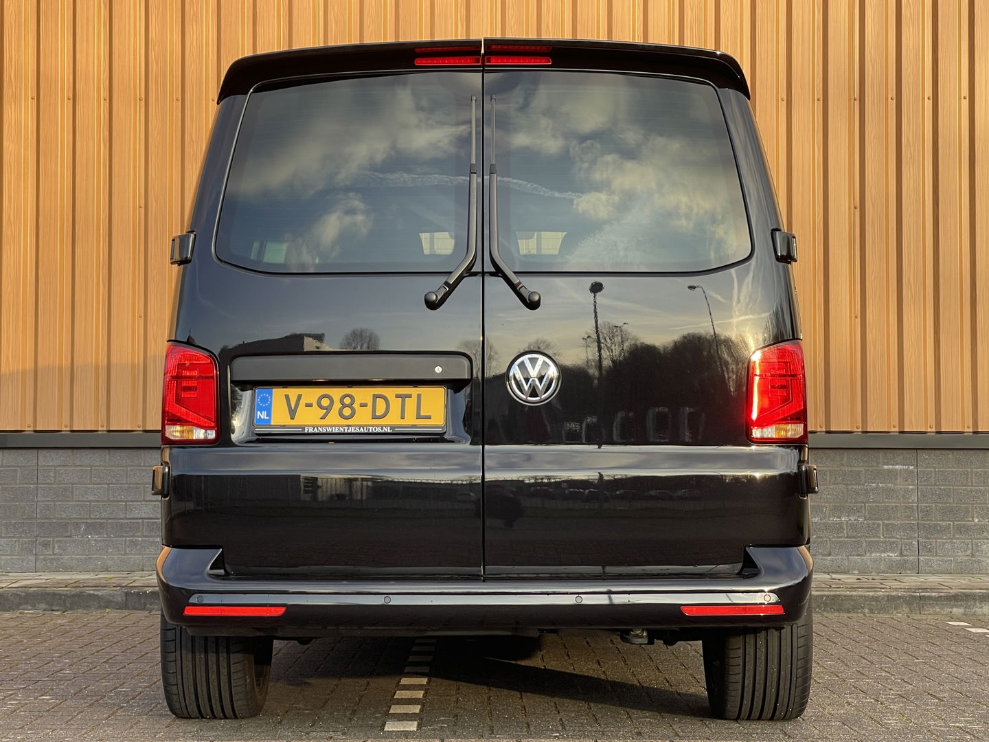 Volkswagen Transporter 2.0 TDI L2H1 30 DC Bulli | Eibach | Dubbel Cabine | Camera | Parkeersensoren | Apple Carplay | Stoelverwarming | DAB | Airconditioning | Navigatie | Uniek |